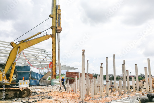 Fotomural Worker carrying out ground piling work at construction site