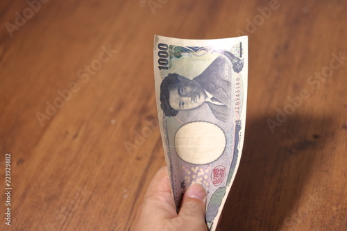 日本のお金 1000円札 を握りしめる手 Stock Photo Adobe Stock
