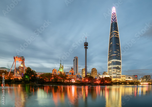 Photo Beautiful evening view of skyscraper by lake at downtown, Seoul