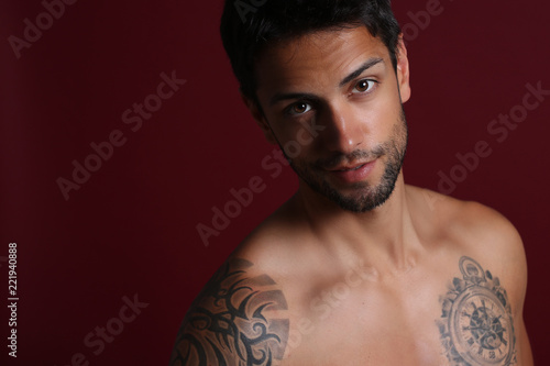 Fotografía good looking man posing on red background