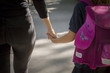 odprowadzanie dziecka do szkoły - trzymanie się za ręcę
