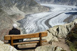 Mann auf einer Bank betrachtet den Aletschgletscher, Moosfluh, Wallis, Schweiz