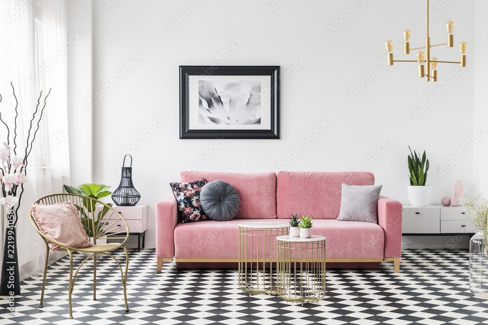 Fotografiet Poster Above Pink Sofa In Living Room Fotografiet Poster Above Pink Sofa In Living Room