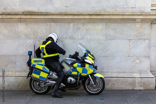 Fotografía Unrecognizable policeman on the motorbike, on the street near Marble Arch underg