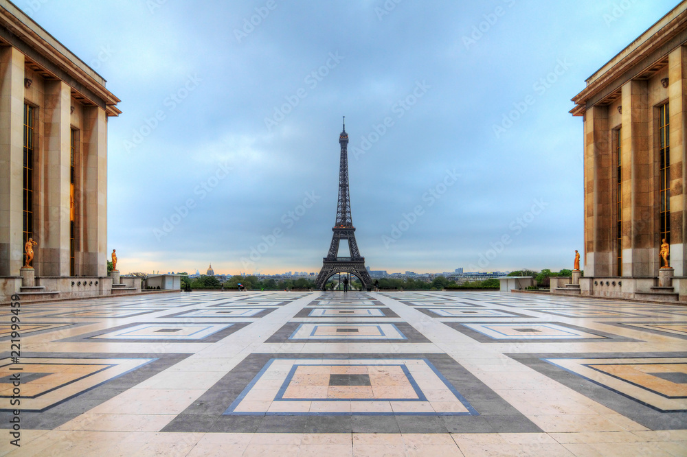 Beautiful morning view of the Eiffel tower seen from Trocadero square in spring in Paris, France
 - obrazy, fototapety, plakaty 