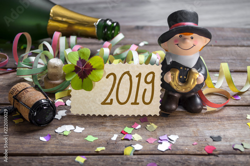 Photo Silvesterkarte mit Konfetti Kleeblatt und Schornsteinfeger 2019 Happy New Year F