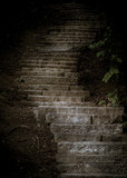 kamienne schody w ciemności prowadzące w górę