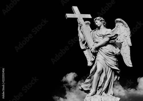 Fototapeta na szkło Anioł trzymający Święty Krzyż, XVII-wieczne arcydzieło baroku na szczycie mostu Sant'Angelo w centrum Rzymu (czarno-białe z kopią miejsca)