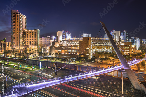 Fotomural San Diego and the downtown Gaslamp Quarter at night in California USA