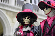 Pittoresca  Maschere In Piazza San Marco Durante Le Giornate Del Carnevale Veneziano Uno Dei Più Importanti Del Mondo