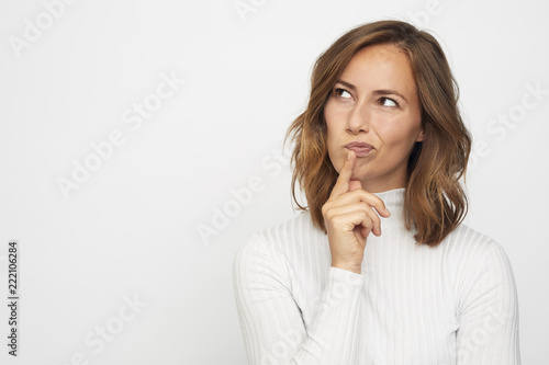 Fotografía portrait of young woman thinking looks left
