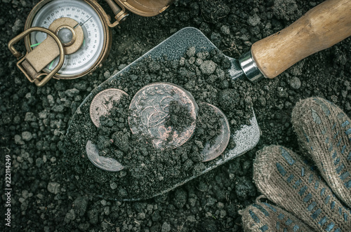 Fotografía Russian empire ancient coins on the shovel and compass