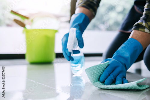 Fotomural Husband housekeeping and cleaning concept, Happy young man in blue rubber gloves