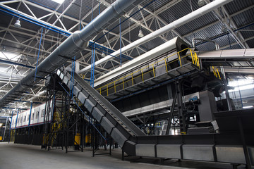 Central conveyor of the waste sorting plant.