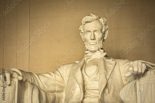 Fotografia Statue of Abraham Lincoln Memorial on the National Mall in Washington DC USA