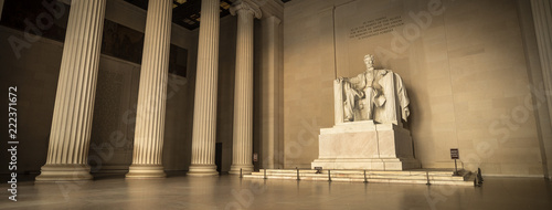 Photographie Statue of Abraham Lincoln Memorial on the National Mall in Washington DC USA