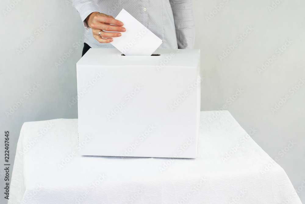 Wybory. Kobieta głosująca w wyborach - obrazy, fototapety, plakaty 