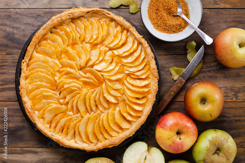 Fotomural Traditional apple pie tart on rustic wooden table