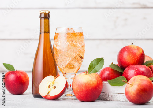 Fotografía Bottle and glass of homemade organic apple cider with fresh apples in box on woo