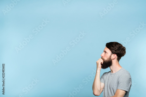 Fotografía thoughtful contemplative man looking sideways perplexed by smth on the left