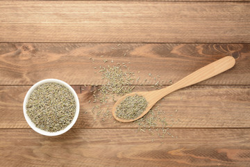 Wall Mural - Lavanda en una cuchara de madera sobre fondo de madera marrón, vista desde arriba