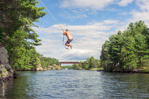 Rope Swing Over Water Kaufen Sie Dieses Foto Und Finden