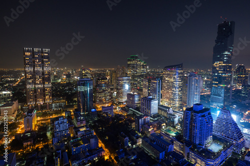 Foto Scenic view of MahaNakhon and many other lit skyscrapers in downtown Bangkok, Thailand, from above at night