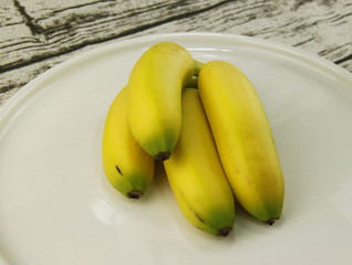 Sticker - Mini bananes sur une assiette