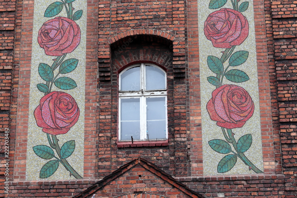 Obraz na płótnie Nikiszowiec Katowice flowers on building facade w salonie