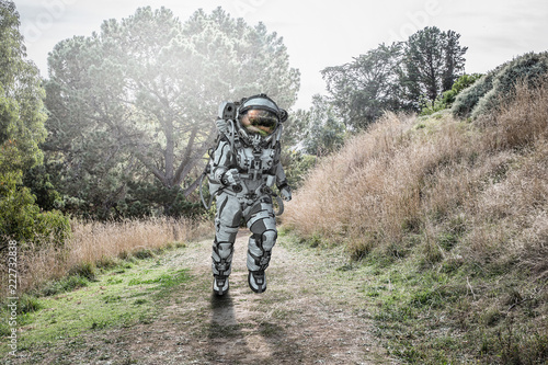 Mata magnetyczna Spaceman biegnie szybko. Różne środki przekazu