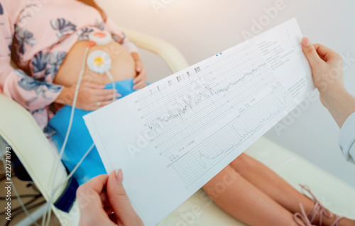 Fotomural Pregnant woman with electrocardiograph check up for her baby