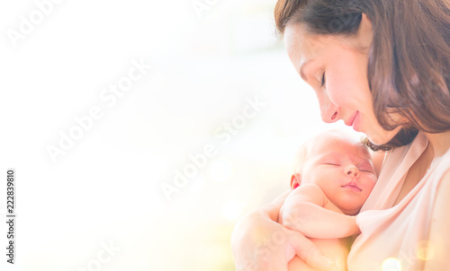 Cuadros en Lienzo Mother and her newborn baby together