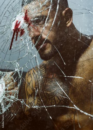 Strong angry man near the broken glass after the accident Fototapet