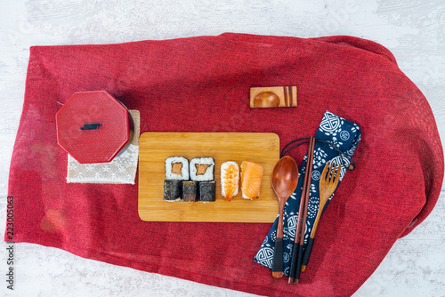 Foto Japanese food Sushi Roll Maki of Salmon and avocado