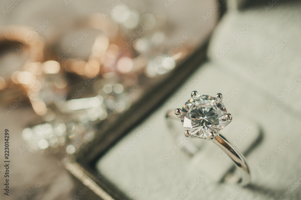 luxury engagement Diamond ring in jewelry gift box - obrazy, fototapety, plakaty 