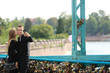 Piękna para młodych ludzi robi selfi na moście zakochanych we Wrocławiu.