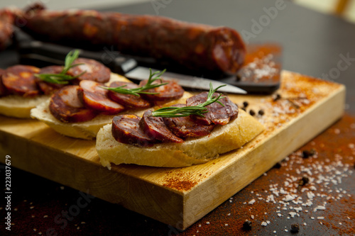 Fotomural Tabla de embutido ibérico con especias