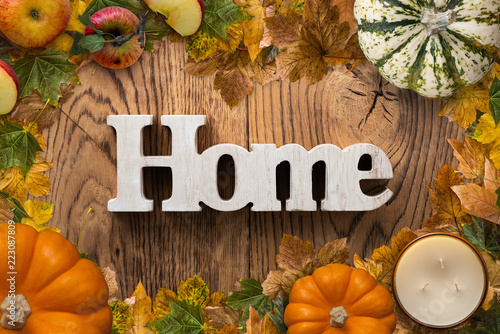 Fotografía word "home" on wooden background with autumn decoration