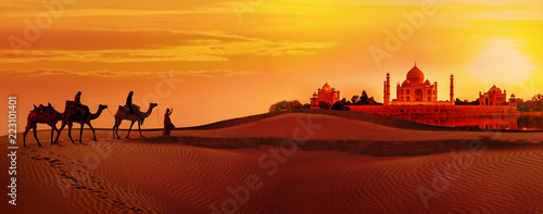 Photographie Camel caravan going through the desert.Taj Mahal during sunset