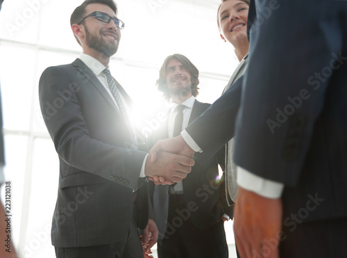 Fotografía business people handshaking after good deal.