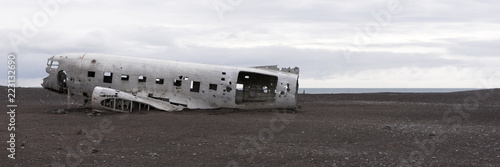 Cuadros en Lienzo Plane wreck in Iceland at a cloudy day with no people