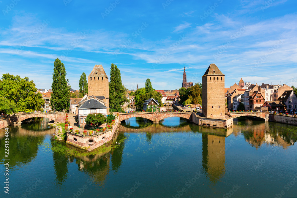 bridges Pont Couverts over the river Ill in Strasbourg, France - obrazy, fototapety, plakaty 