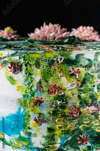 Naklejki Claude Monet  recznie-malowany-tort-z-liliami-wodnymi-domowe-wypieki-dekorowanie-kremowego-ciasta-jedzeniem