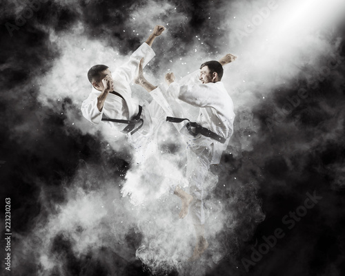 Dekoracja na wymiar  dwoch-mezczyzn-walczacych-karate