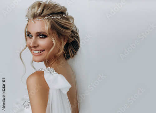 Fotografía beautiful sexy young blond woman in bath with rose petals