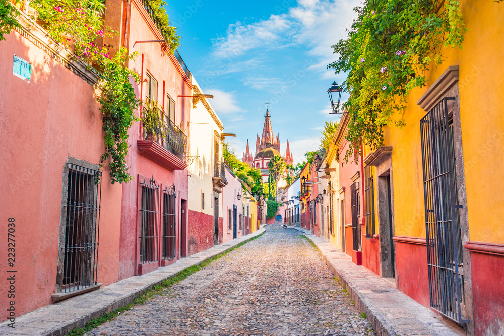 Beautiful streets and colorful facades of San Miguel de Allende in Guanajuato, Mexico - obrazy, fototapety, plakaty 