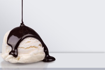 Wall Mural - Vanilla ice cream with chocolate sauce on