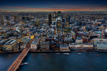 Fototapete - Blick über die Themse auf die Hochhäuser der City von London am Abend, Großbritannien