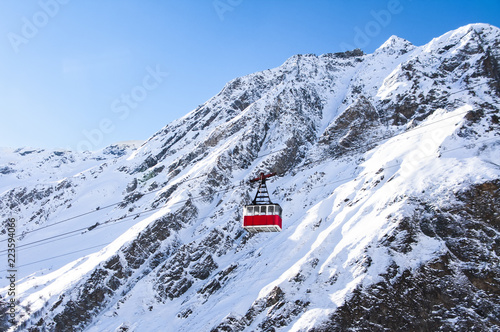 Foto-Schmutzfangmatte - Old pendulum cable way at mountains landscape and blue sky background at winter day in ski resort (von lilkin)