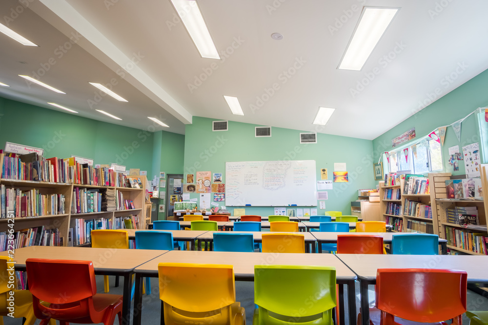 Obraz Bright school classroom with all chair facing forward fototapeta, plakat